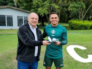 Robson recebe o troféu de artilheiro do Campeonato Paranaense 2 robson artilheiro